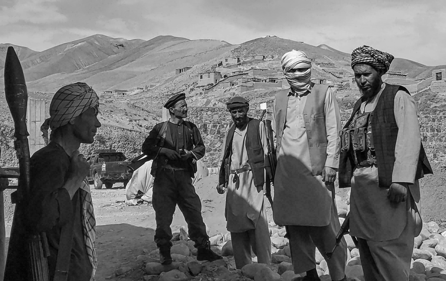Afganistan milicia se defiende del taliban la-tinta
