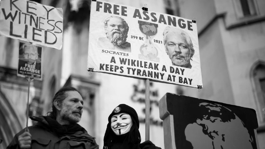 Julian Assange protestas la-tinta
