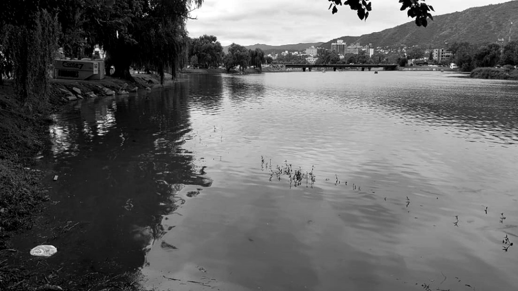 Contaminación en Carlos Paz: «Fotoshopean el celeste del lago en la computadora»
