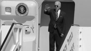 Apretones de manos y choques de puños definen la gira de Joe Biden por Medio Oriente