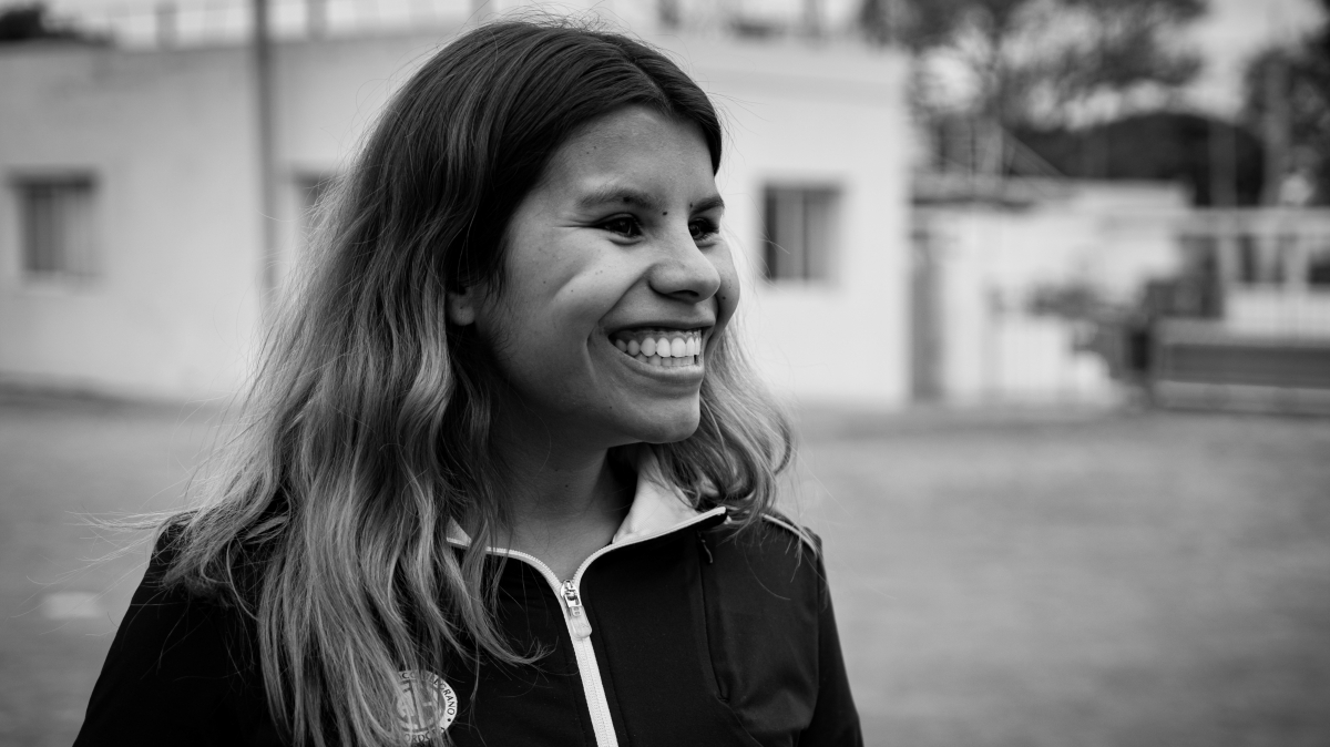 La jugadora de Las Murciélagas Yohana Aguilar sonriendo y mirando hacia la derecha.