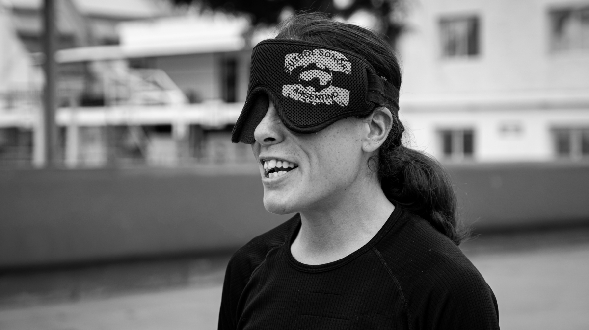 Una jugadora de fútbol para ciegas sonríe y tiene puesto un cubreojos donde se lee "Fútbol sonoro argentino".