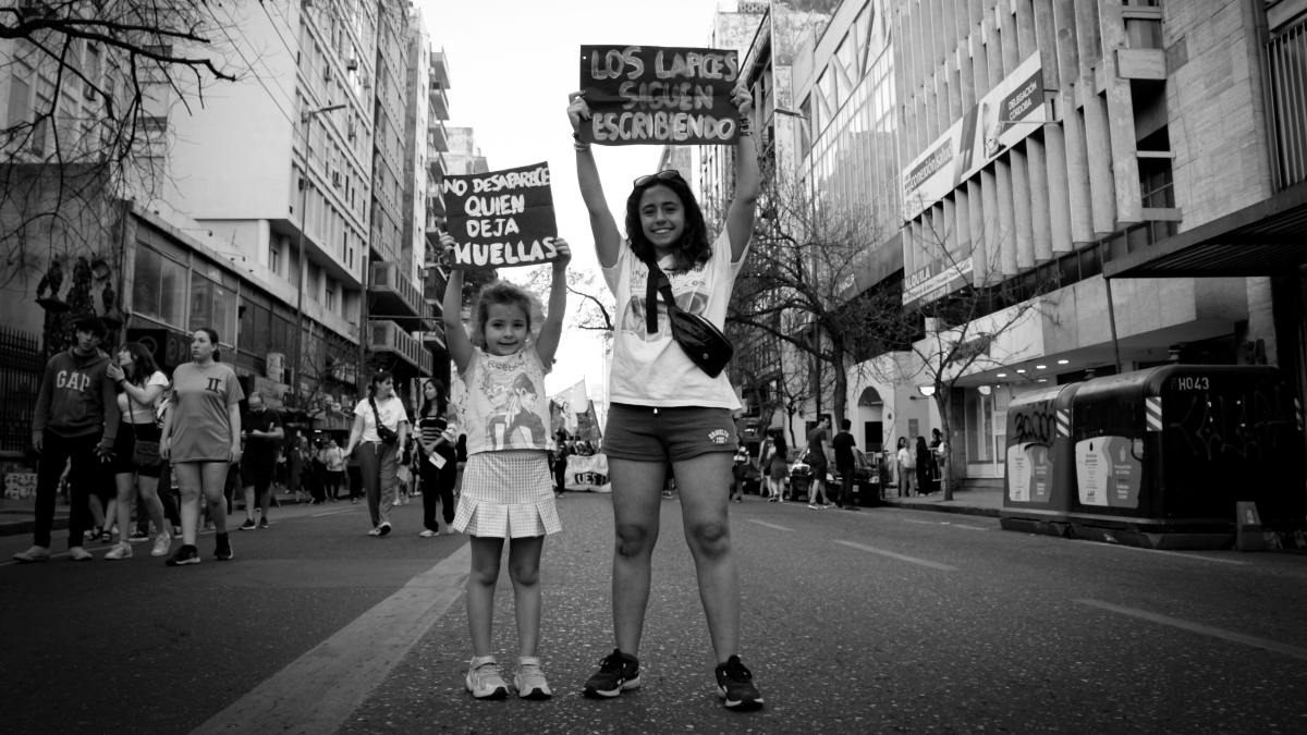 estudiantes-noche-lapices-memoria-derechos-humanos