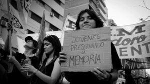 estudiantes-noche-lapices-memoria-derechos-humanos